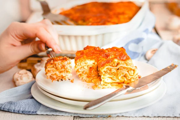 Mujer Comiendo Trozo Sabrosa Lasaña Caliente Servido Plato Blanco Cocina — Foto de Stock