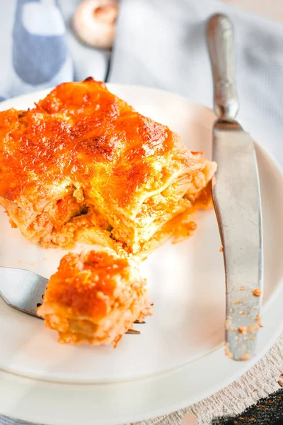 Rebanada Deliciosa Lasaña Ternera Con Corteza Queso Plato Blanco Visto —  Fotos de Stock