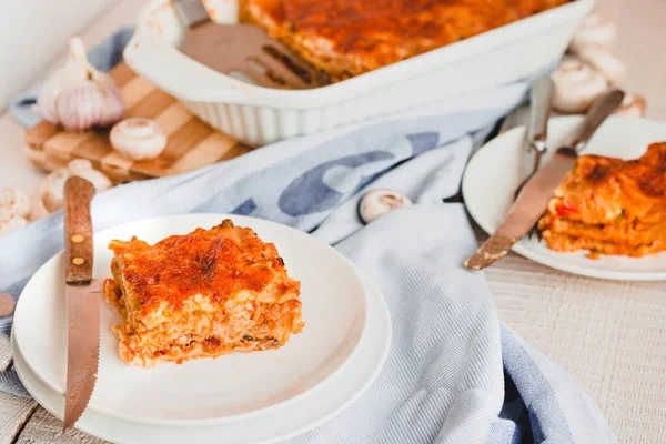 Rebanada Deliciosa Lasaña Ternera Con Corteza Queso Plato Blanco Visto —  Fotos de Stock