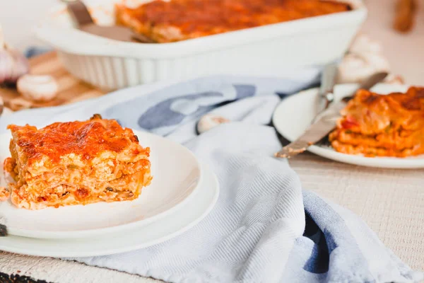 Fatia Deliciosa Lasanha Carne Com Crosta Queijo Prato Branco Visto — Fotografia de Stock