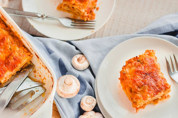 Rebanada Deliciosa Lasaña Ternera Con Corteza Queso Plato Blanco Visto — Foto de Stock