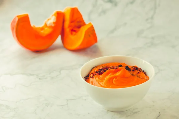 Тыквенный Морковный Суп Перцем Чили Белом Мраморном Фоне Принято Концепция — стоковое фото