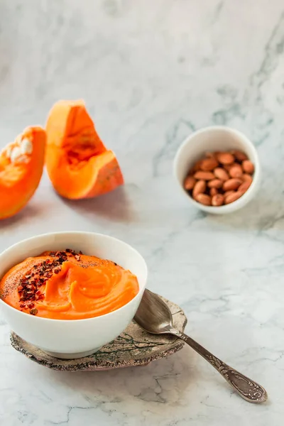 Savoureuse Soupe Crémeuse Citrouille Décorée Flocons Chili Poivre Servi Dans — Photo