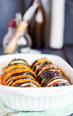 Ratatouille koyu arka plan üzerinde beyaz güveç içinde