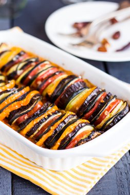 Ratatouille koyu arka plan üzerinde beyaz güveç içinde