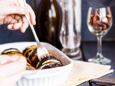 bir sebze tabağı ratatouille eller gönderin