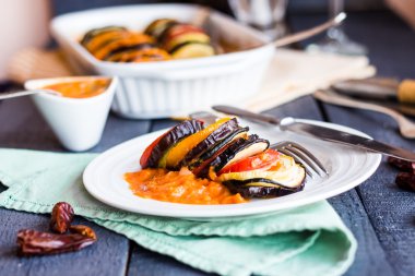 soslu bir tabakta sebze ratatouille