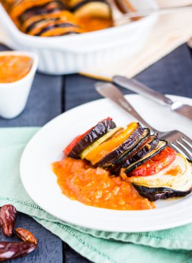 soslu, bir tabakta sebze ratatouille dikey olarak