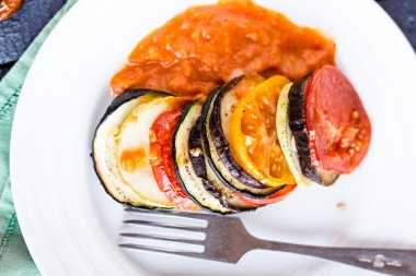 Üstten Görünüm soslu bir tabakta sebze ratatouille