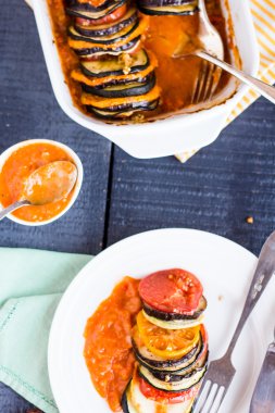 Üstten Görünüm soslu bir tabakta sebze ratatouille