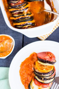 Ratatouille sos, üstten görünüm, vegan bir plaka üzerinde