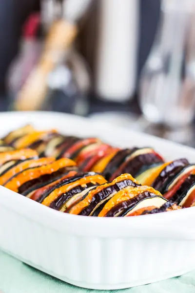 Ratatouille en cazuela blanca sobre fondo oscuro — Foto de Stock