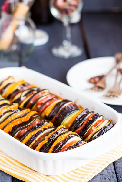 Ratatouille in casseruola bianca su fondo scuro — Foto Stock