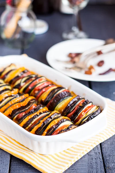 Ratatouille en cazuela blanca sobre fondo oscuro — Foto de Stock