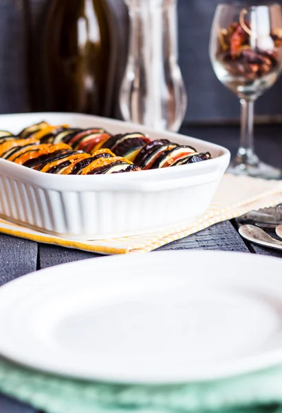 Ratatouille en cazuela blanca y placa redonda en blanco —  Fotos de Stock