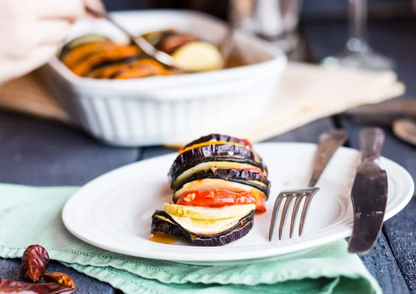 Zeleninové ratatouille na bílé, kulaté desky — Stock fotografie