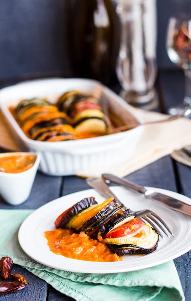 Ratatouille vegetal en un plato con salsa, verticalmente —  Fotos de Stock