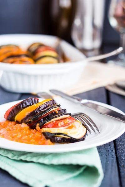 Ratatouille vegetal en un plato con salsa, verticalmente —  Fotos de Stock