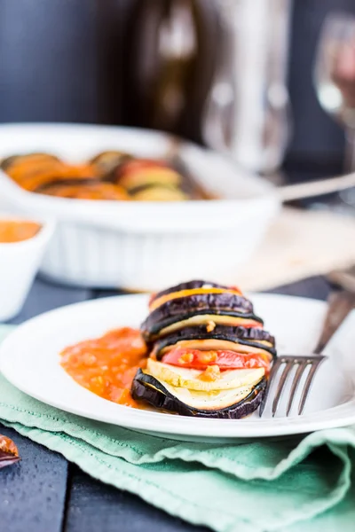 Ratatouille vegetale su un piatto con salsa,, forchetta — Foto Stock