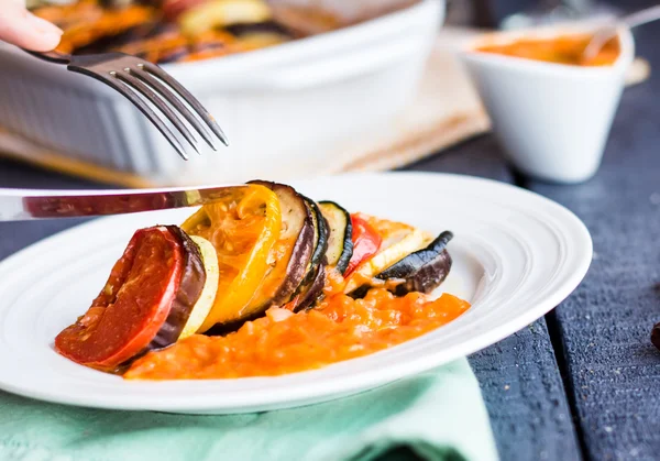 Comer ratatouille vegetal en un plato con salsa —  Fotos de Stock