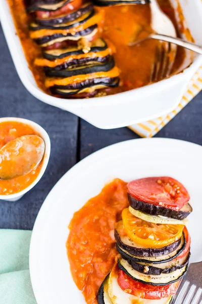 Ratatouille en un plato con salsa, vista superior, vegetariano —  Fotos de Stock