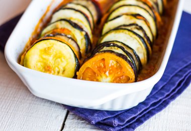 ratatouille, bir fırında yemek beyaz bir arka plan üzerinde yatay olarak