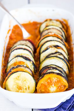 Beyaz bir arka planda büyük çatal bir pişirme çanağı içinde Ratatouille