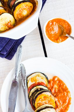 ratatouille yuvarlak bir tabak içinde sos ile yakın çekim