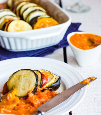 sos, bıçak, closeu yuvarlak bir tabakta sebze ratatouille