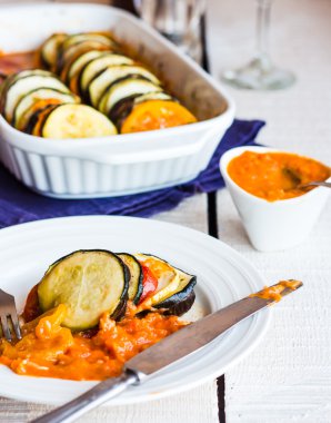 sıcak ratatouille yuvarlak bir tabak içinde sos ile Üstten Görünüm