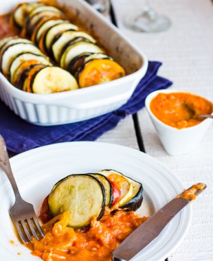 Ratatouille sosu, bıçak, closeup ile yuvarlak bir tabak içinde