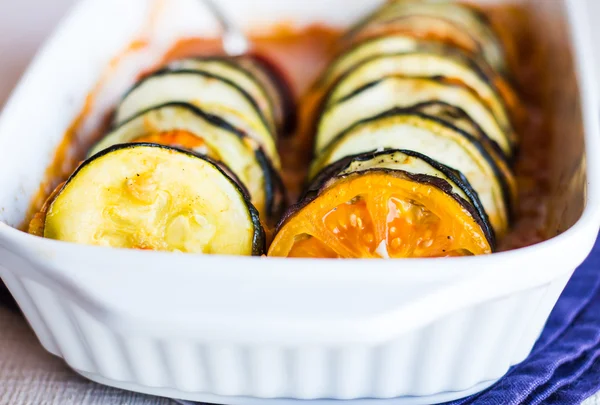 Ratatouille caliente en un plato para hornear sobre un fondo blanco —  Fotos de Stock