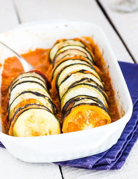 Juicy ratatouille in a baking dish on a white background, closeu — Stock Photo, Image