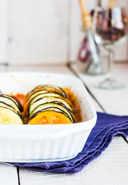 Ratatouille caliente en un plato para hornear sobre un fondo blanco, vertical — Foto de Stock