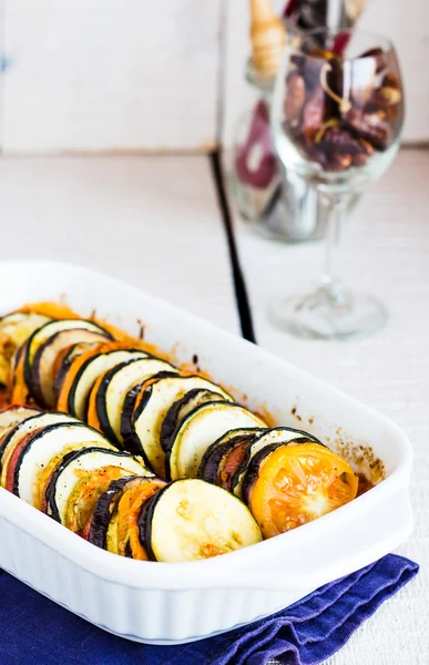 Prato de ratatouille vegetal em uma assadeira, vidro — Fotografia de Stock