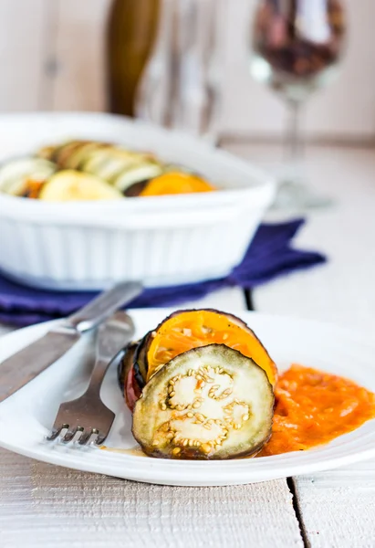 Ratatouille servido en un plato redondo con salsa —  Fotos de Stock