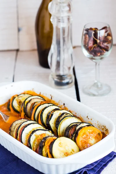 Piatto di ratatouille vegetale in una teglia da forno, vetro, pepe — Foto Stock