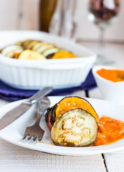 Salsa de ratatouille caliente servido en un plato redondo, tenedor, cuchillo —  Fotos de Stock