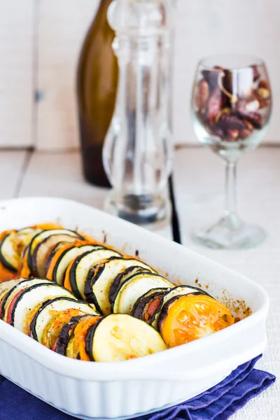 Ratatouille in un piatto rotondo con forchetta e coltello — Foto Stock