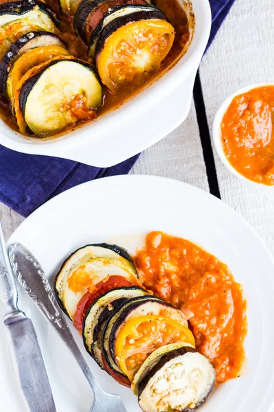 Ratatouille calda servita in un piatto rotondo con salsa, vista dall'alto — Foto Stock