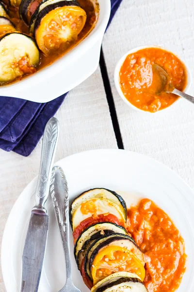 Ratatouille servido en un plato redondo con salsa, de cerca —  Fotos de Stock