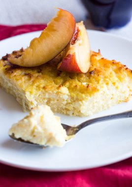 Makarna ve şeftali, bir teaspoo ile tatlı süzme peynirli güveç