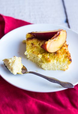 Makarna ve şeftali tatlı süzme peynirli güveç