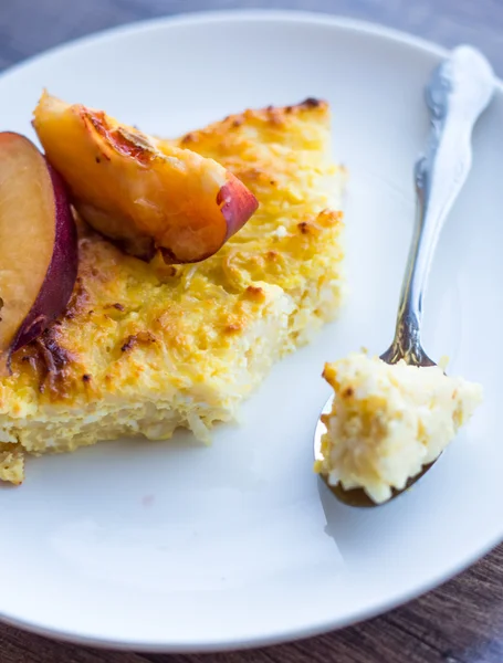 Ragoût de fromage cottage sucré avec des pâtes et des pêches, une cuillère à café — Photo