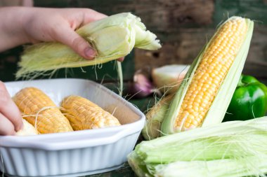 ham Mısır, pişirme için eller onları hazırlamak