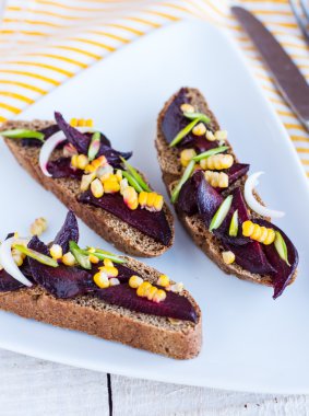 Beyaz tabakta sebze vejetaryen sandviç 