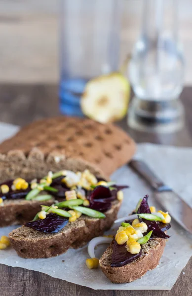 Sándwich vegetariano con verduras sobre un fondo de madera, vert — Foto de Stock