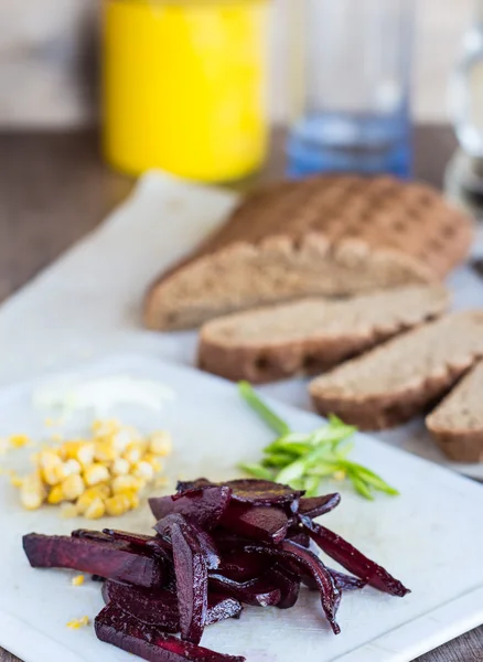 Ломтики жареной свеклы, кукурузы и чеснока для сэндвича — стоковое фото