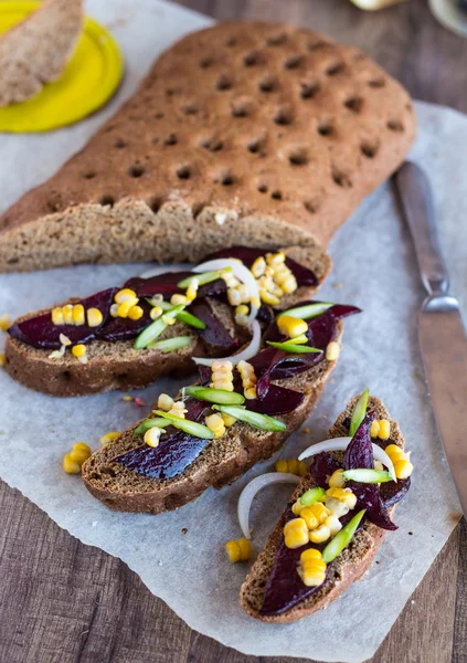 Sándwich vegetariano con verduras sobre un fondo de madera — Foto de Stock