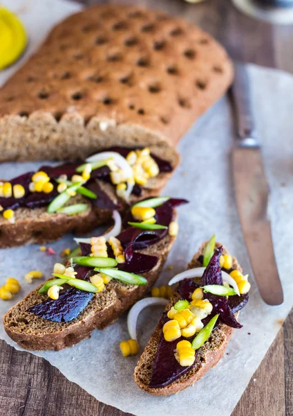 Panino vegetariano con verdure su fondo di legno, clos — Foto Stock